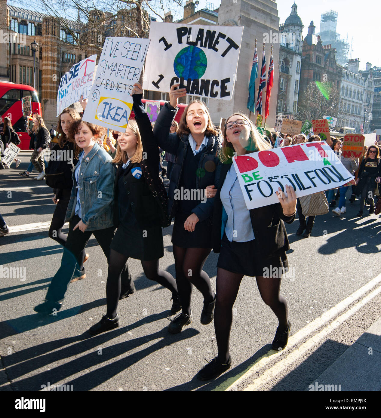 Londres, Royaume-Uni. Feb 15, 2019. Groupe d'écolières contenir jusqu'plaques tout en marchant Credit : Oliver Monk/Alamy Live News Banque D'Images