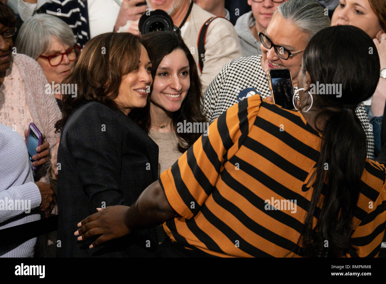 North Charleston, États-Unis. Feb 15, 2019. Le sénateur Kamala Harris pose pour vos autoportraits avec des partisans à la suite d'une réunion publique lors de sa campagne pour l'investiture présidentielle démocratique le 15 février 2019 à North Charleston, Caroline du Sud. Caroline du Sud est la première primaire démocrate du sud à la course présidentielle. Credit : Planetpix/Alamy Live News Banque D'Images