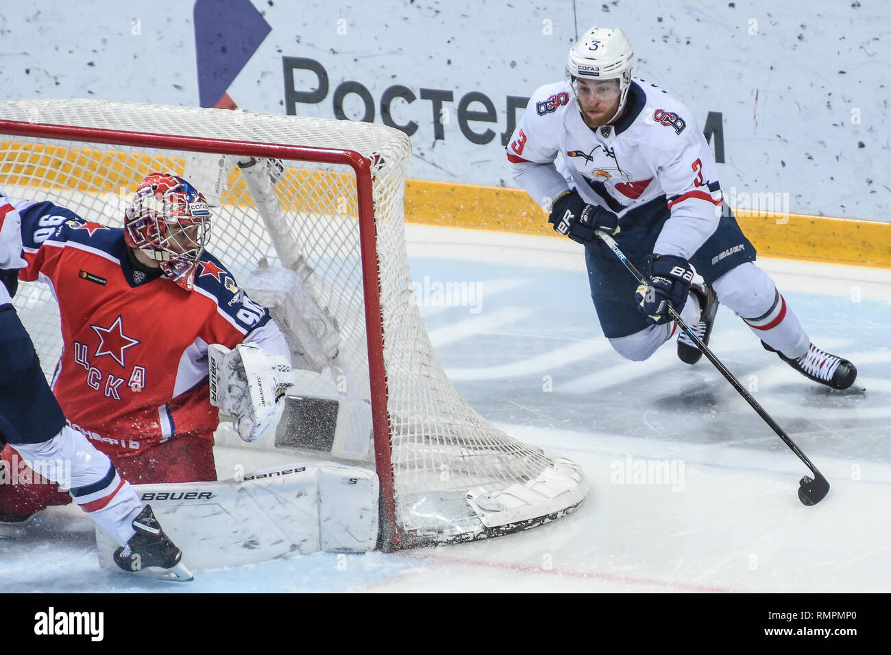 Moscou. Feb 15, 2019. Adam Janosik (R) de Slovan fait concurrence au cours de la KHL 2018-2019 jeu de hockey sur glace entre le CSKA Moscou et Slovan Bratislava à Moscou, Russie le 15 février 2019. Le CSKA a gagné 4-1. Credit : Evgeny Sinitsyn/Xinhua/Alamy Live News Banque D'Images