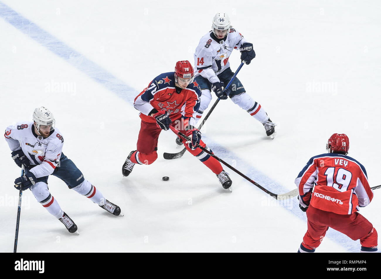 Moscou. Feb 15, 2019. Maxim Shalunov (2L) de CSKA fait concurrence au cours de la KHL 2018-2019 jeu de hockey sur glace entre le CSKA Moscou et Slovan Bratislava à Moscou, Russie le 15 février 2019. Le CSKA a gagné 4-1. Credit : Evgeny Sinitsyn/Xinhua/Alamy Live News Banque D'Images