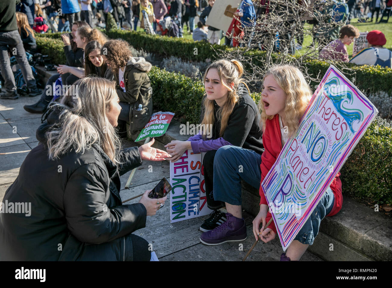 Les étudiants les femelles durant la grève des jeunes reste 4 Climat en place du Parlement, le centre de Londres. Des milliers d'enfants de l'école primaire, les adolescents et étudiants universitaires ont sortis de leçons aujourd'hui dans plus de 40 villes et villages de l'UK pour protester contre le changement climatique et exhorte le gouvernement à prendre des mesures. Le mouvement mondial a été inspiré par l'activiste adolescentes Greta Thunberg, qui a été à l'école sauter chaque vendredi depuis août pour protester contre le parlement suédois. Banque D'Images