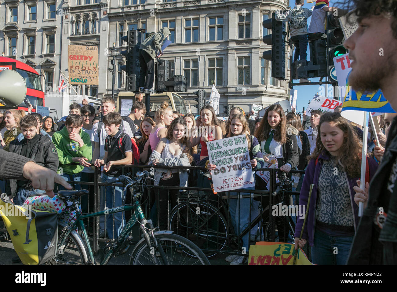 Des milliers d'enfants de l'école primaire, les adolescents et les étudiants se sont rassemblés dans les rues du centre de Londres pour protester contre le changement climatique et exhorte le gouvernement à prendre des mesures. Le mouvement mondial a été inspiré par l'activiste adolescentes Greta Thunberg, qui a été à l'école sauter chaque vendredi depuis août pour protester contre le parlement suédois. Banque D'Images