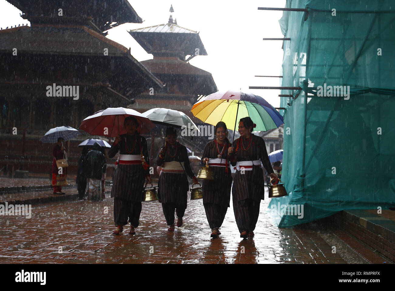 Kathmandu, Népal. 16 Février, 2019. Les népalaises vêtu d'atours traditionnels portent l'épargne tout en prenant part à une prière rituelle procession pour adorer Seigneur Bhimsen à divers temples et sanctuaires à Kathmandu, Népal le samedi 16 février 2019. Credit : Skanda Gautam/ZUMA/Alamy Fil Live News Banque D'Images