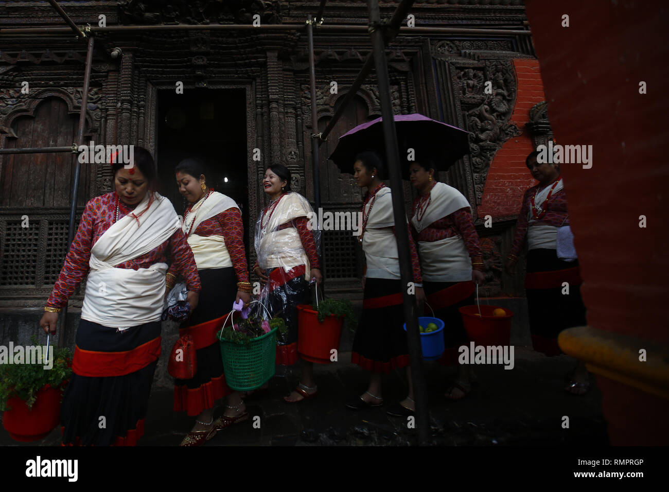 Kathmandu, Népal. 16 Février, 2019. Les népalaises vêtu d'atours traditionnels portent l'épargne tout en prenant part à une prière rituelle procession pour adorer Seigneur Bhimsen à divers temples et sanctuaires à Kathmandu, Népal le samedi 16 février 2019. Credit : Skanda Gautam/ZUMA/Alamy Fil Live News Banque D'Images