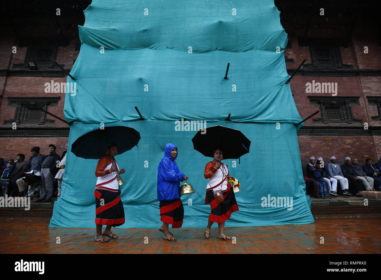 Kathmandu, Népal. 16 Février, 2019. Les népalaises vêtu d'atours traditionnels portent l'épargne tout en prenant part à une prière rituelle procession pour adorer Seigneur Bhimsen à divers temples et sanctuaires à Kathmandu, Népal le samedi 16 février 2019. Credit : Skanda Gautam/ZUMA/Alamy Fil Live News Banque D'Images