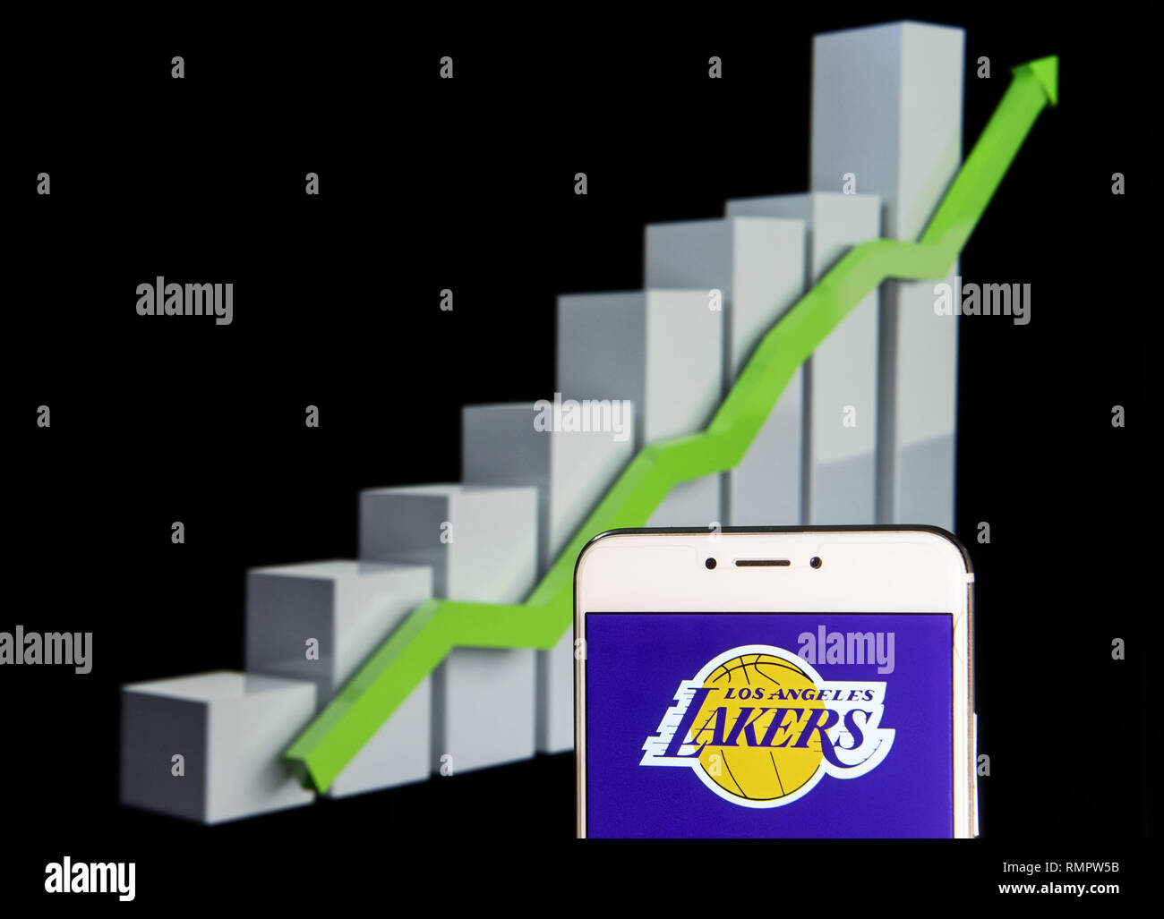 Hong Kong. Feb 11, 2019. L'équipe de basket-ball professionnel américain de NBA, les Los Angeles Lakers, le logo est vu sur un appareil mobile Android courbe de croissance avec une montée à l'arrière-plan. Credit : Miguel Candela/SOPA Images/ZUMA/Alamy Fil Live News Banque D'Images