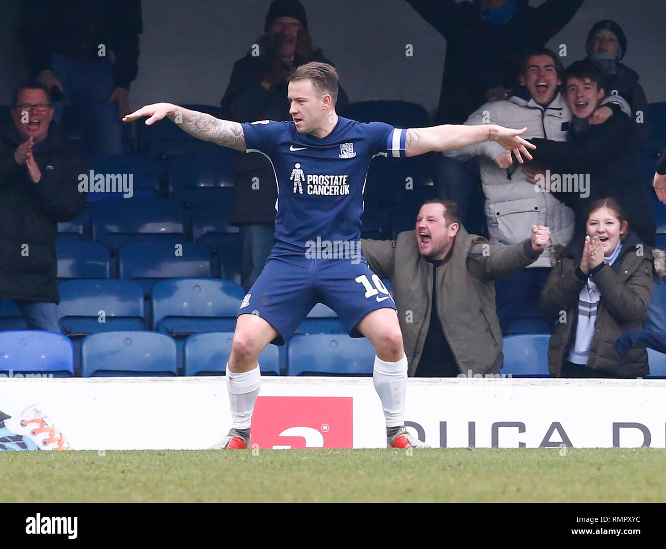 Southend, UK, 16 février 2019. Simon Cox de Southend United marque son côtés égalisant but faire le score 3-3 et sa tour du chapeau pendant un match Ligue Pari ciel entre Southend United et de Portsmouth à racines Hall, Southend au sol, en Angleterre le 16 février 2019. Action Crédit photo : Crédit photo Action Sport Sport/Alamy Live News Banque D'Images