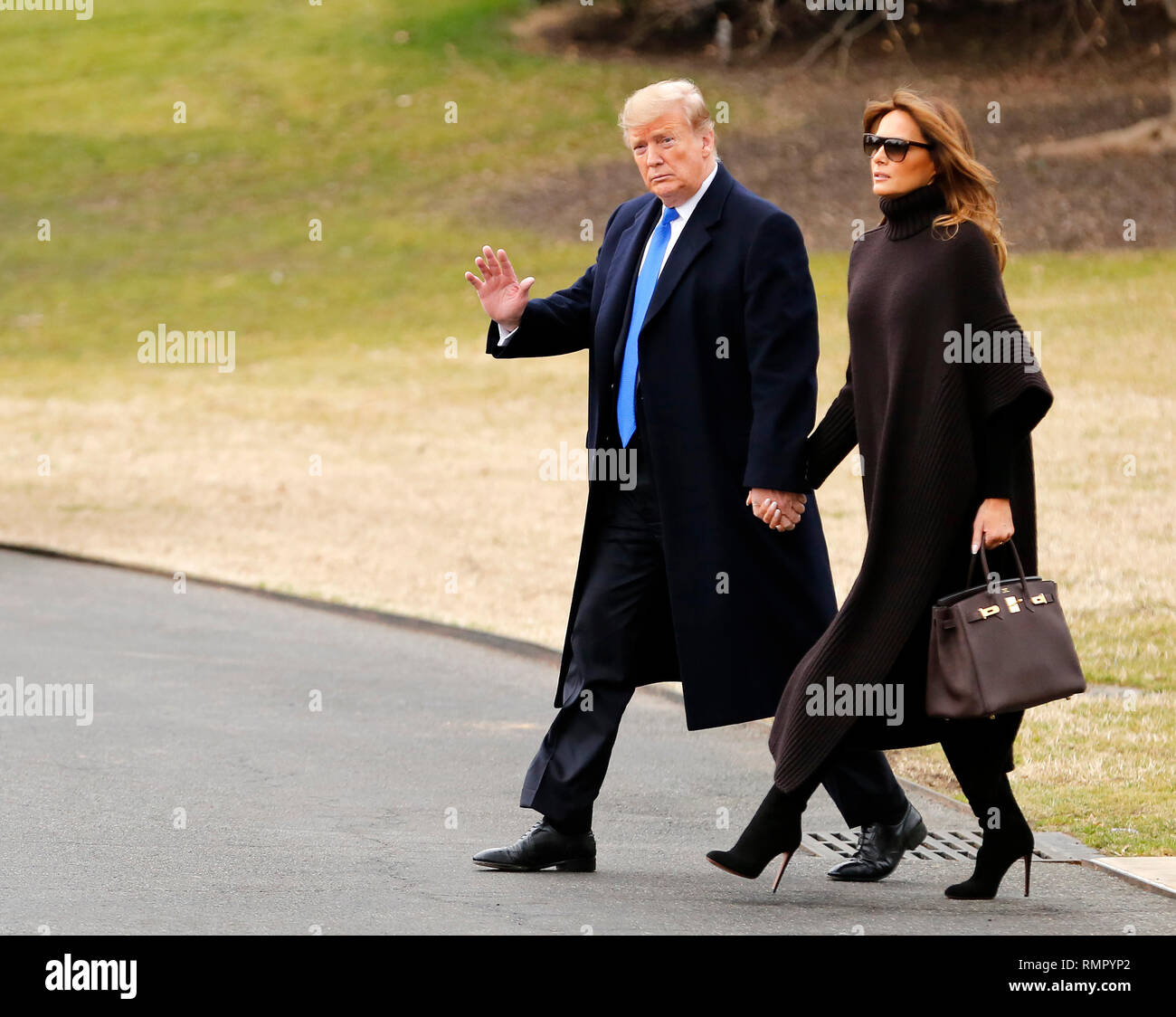 Washington DC, USA. 16 février 2019. Le Président des Etats-Unis, Donald J. Trump et Melania Trump quittent la pelouse Sud de la Maison Blanche pour un week-end à leurs Mar-a-Lago resort de Palm Beach, en Floride, le 15 février 2019. Crédit : Martin H. Simon/CNP /MediaPunch Banque D'Images