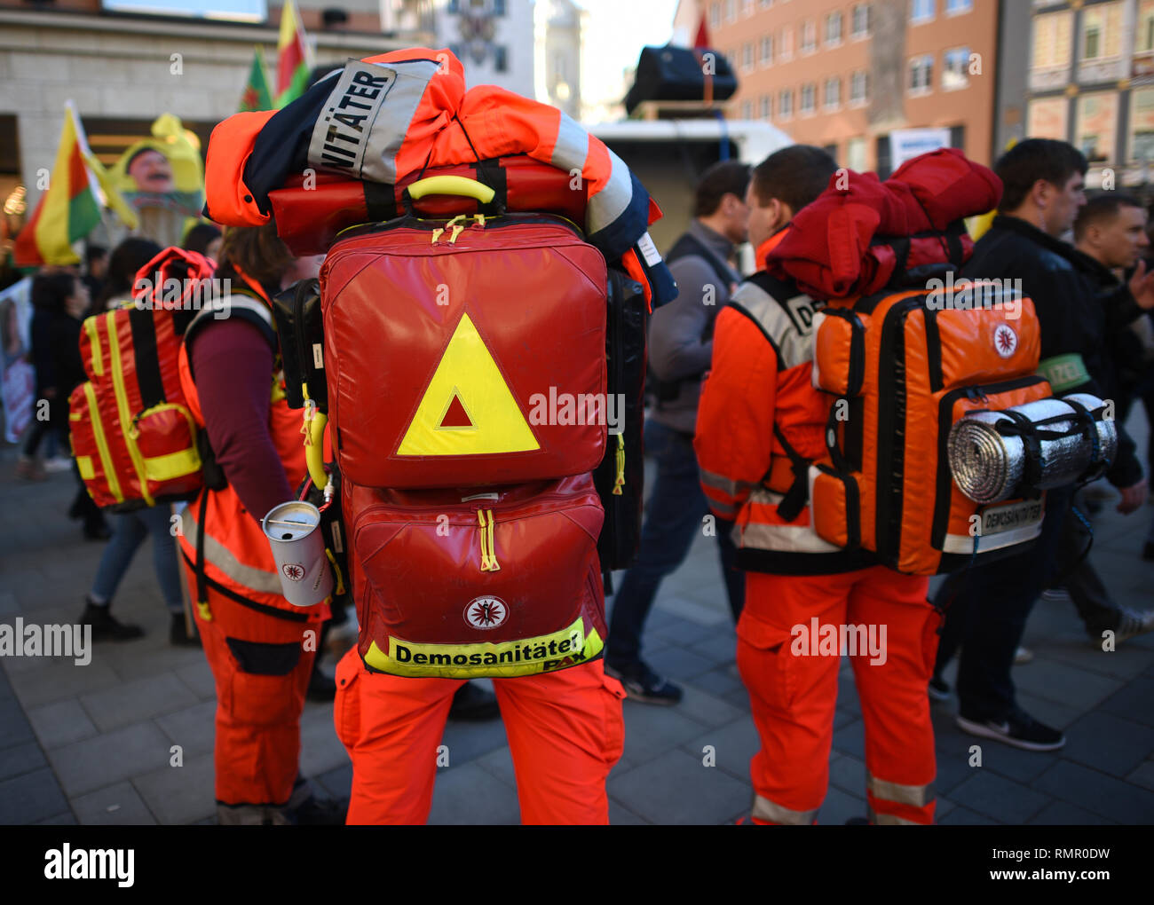 16 février 2019, Bavaria, Munich : Demosan paramédicaux travaillent à la démonstration de l'Action Alliance contre la conférence de sécurité de Munich. Photo : Angelika Warmuth/dpa Banque D'Images