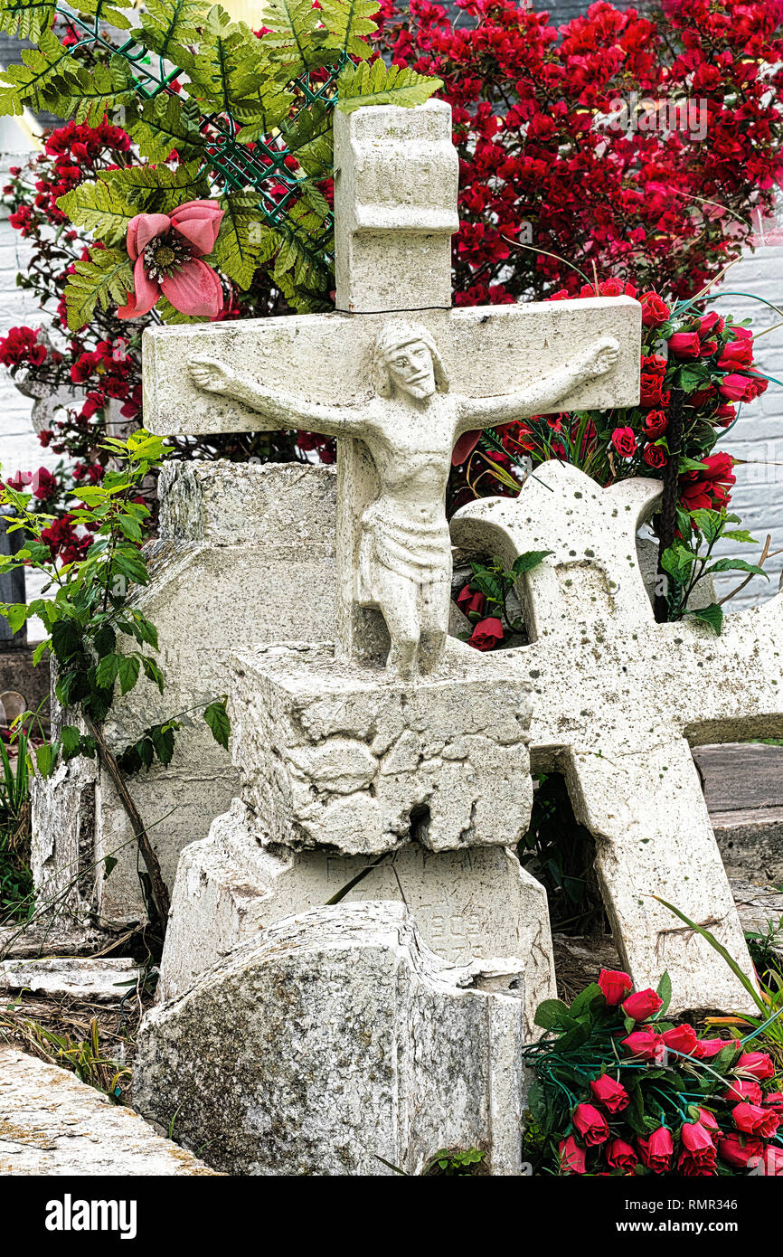 Croix et fleur à un vieux cimetière dans le sud du Texas Banque D'Images