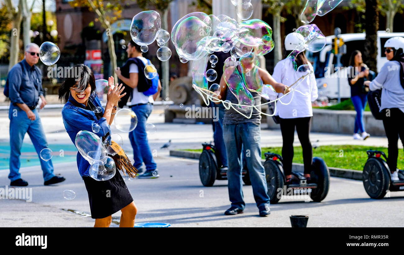 Quelques artistes de rue à bulles jouant avec les piétons, 20 octobre 2017, Barcelone, Espagne. Banque D'Images