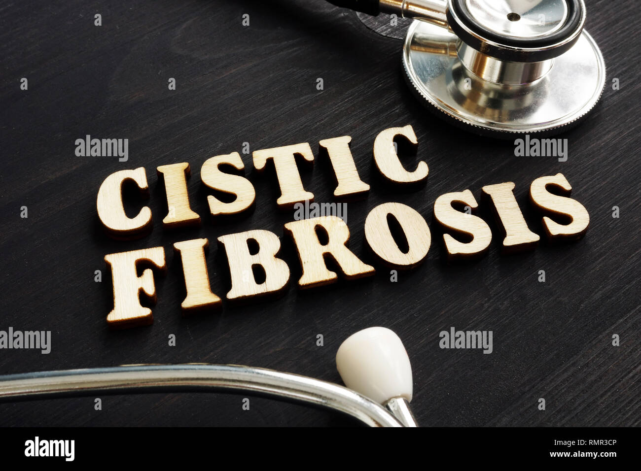 Le diagnostic de fibrose kystique et d'un stéthoscope en bois. Banque D'Images