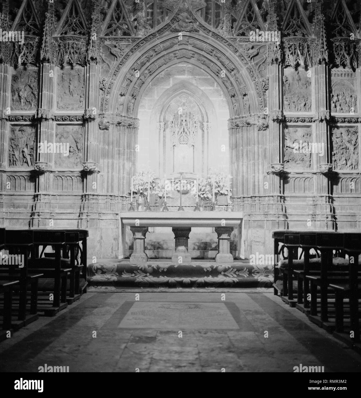 CAPILLA DEL SANTO CALIZ - FLAMIGERO ALTORRELIEVES RETABLO GOTICO CON DE ALABASTRO DE GIULIANO POGGIBONSI - Siglo XV - B/N - años 60. Auteur : ANTONIO DALMAU / FLORENTI JULIA. Emplacement : CATEDRAL-intérieur. Valence. L'ESPAGNE. Banque D'Images