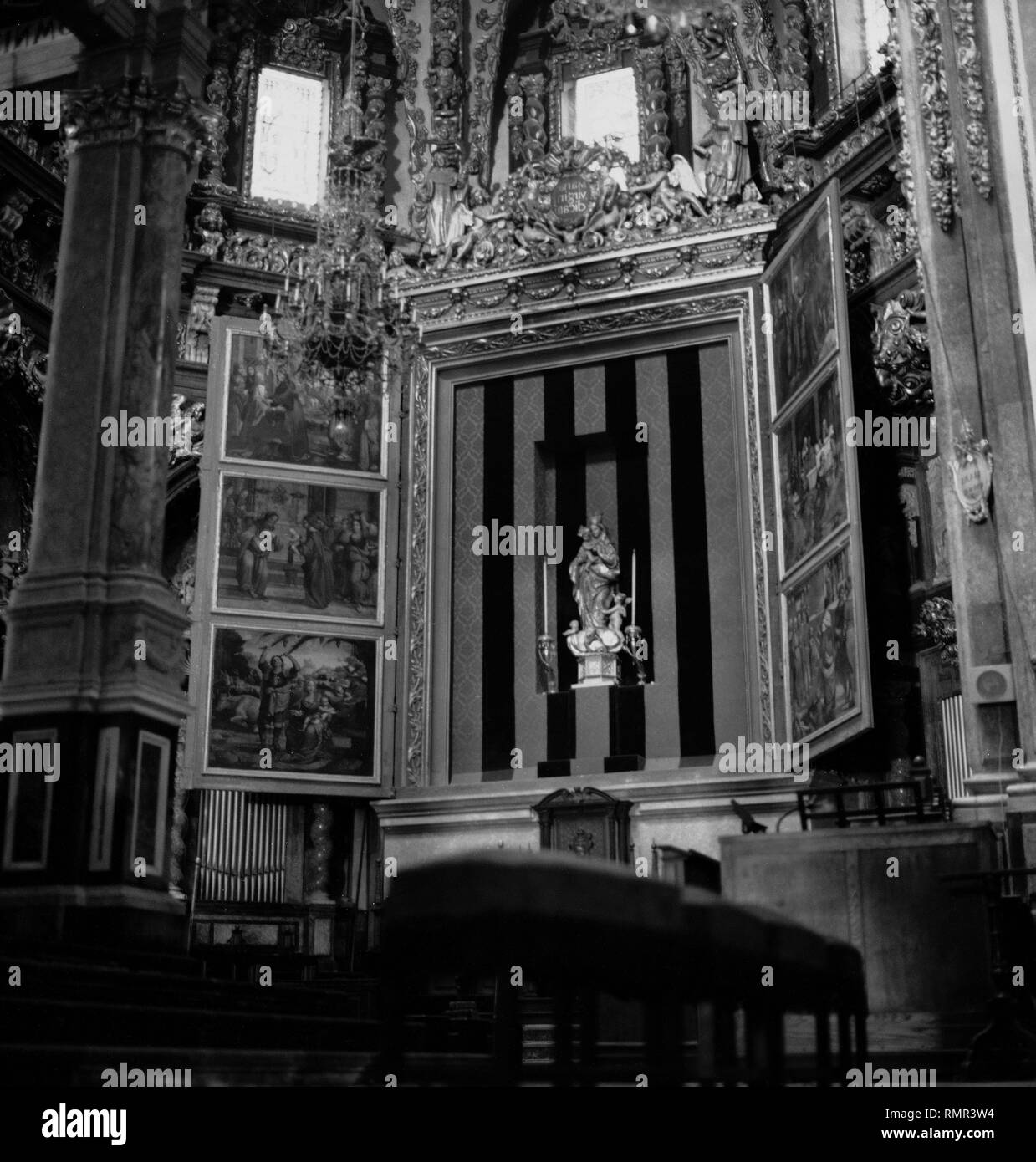 RETABLO DEL AUTEL MAIRE PINTADO POR FERNANDEZ YAÑEZ DE FERNADO ALMEDINA Y DE LOS LLANOS CON LA VIERGE DE PORTA COELI EN SU INTÉRIEUR - B/N - años 60. Emplacement : CATEDRAL-intérieur. Valence. L'ESPAGNE. Banque D'Images