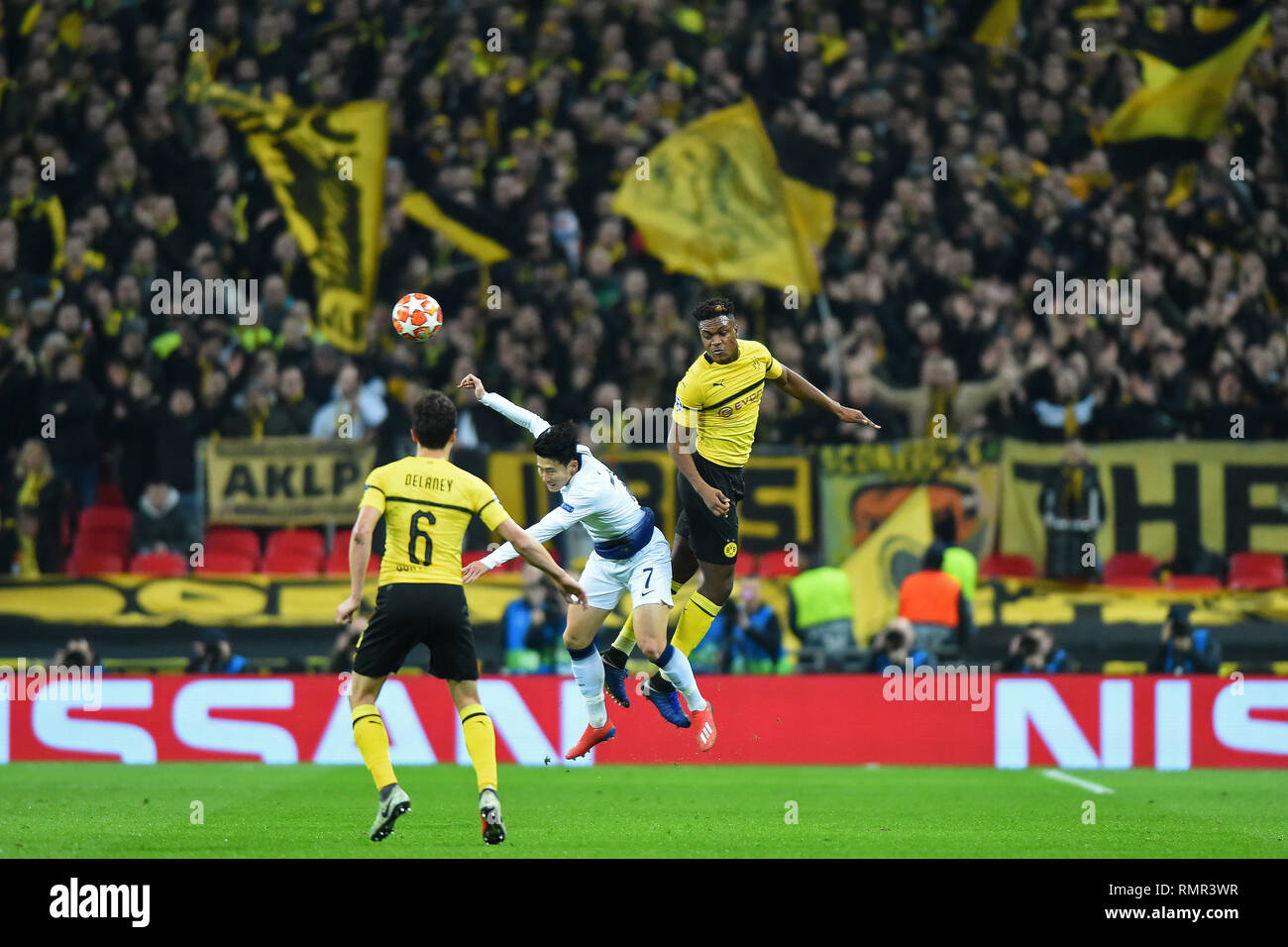 Londres. UK 13e Février Tottenham avant Heung-Min fils n'est pas sauté en l'air par Dan-Axl Zagadou défenseur du Borussia Dortmund lors de la Ligue des Champions match entre Tottenham Hotspur et Ballspielverein Borussia Dortmund e.V. 09 au stade de Wembley, Londres, le mercredi 13 février 2019. (Crédit : Jon Bromley | MI News & Sport Ltd) Banque D'Images