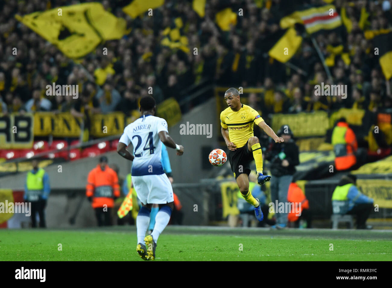 Londres. UK 13e Février défenseur du Borussia Dortmund Abdou Diallo contrôle le ballon pendant le match de la Ligue des Champions entre Tottenham Hotspur et Ballspielverein Borussia Dortmund e.V. 09 au stade de Wembley, Londres, le mercredi 13 février 2019. (Crédit : Jon Bromley | MI News & Sport Ltd) Banque D'Images