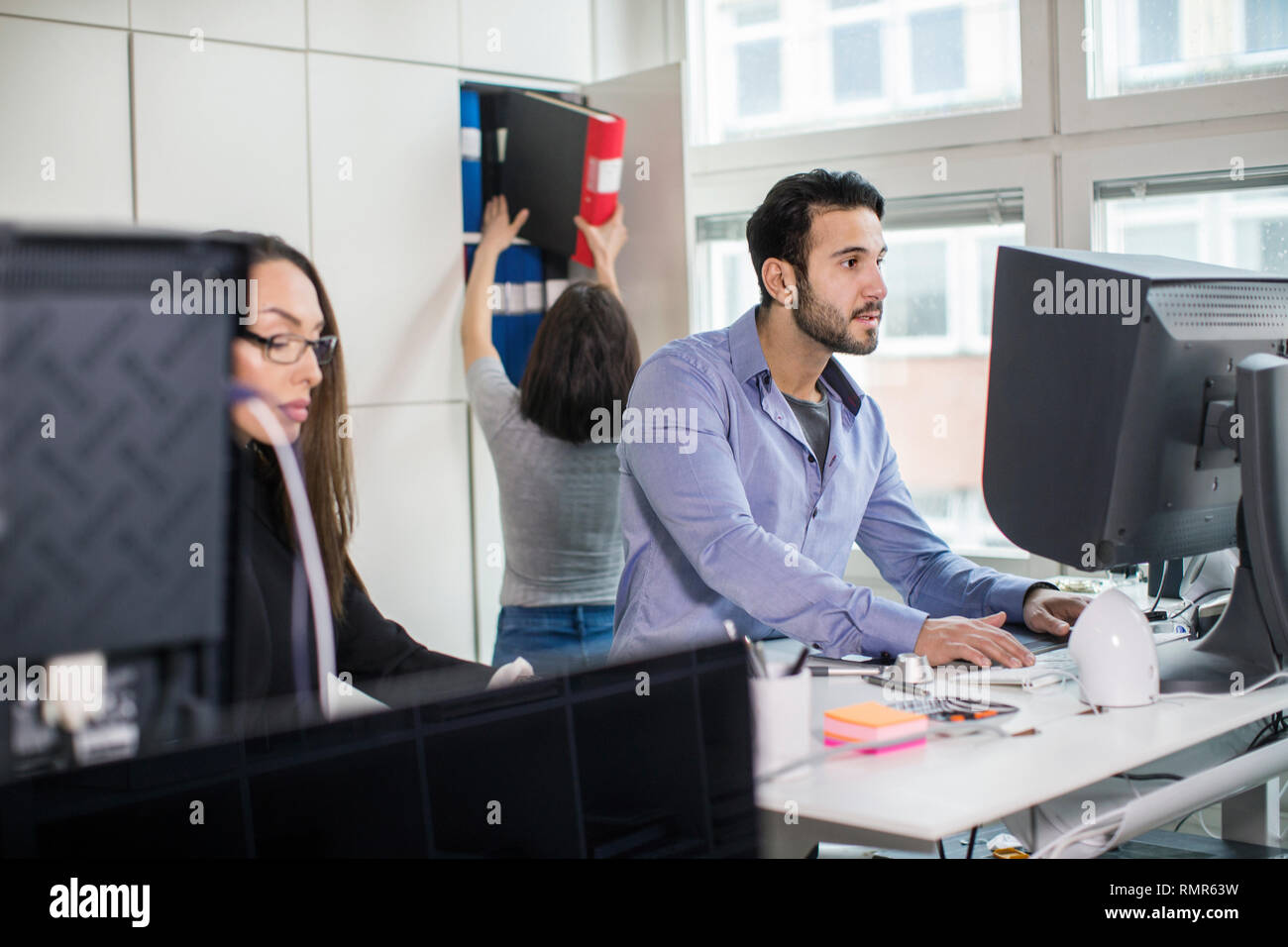 People working in office Banque D'Images