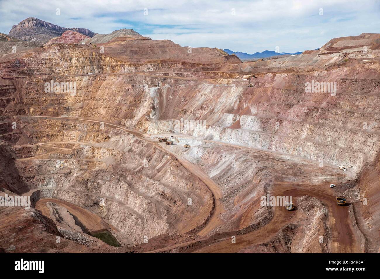 Vue panoramique de la mine à ciel ouvert de la mine d'or dans la région de Sonora, Mexique. vista panoramica del Tajo en abiernto un cielo mina de oro en Sonora, Mexique. Banque D'Images