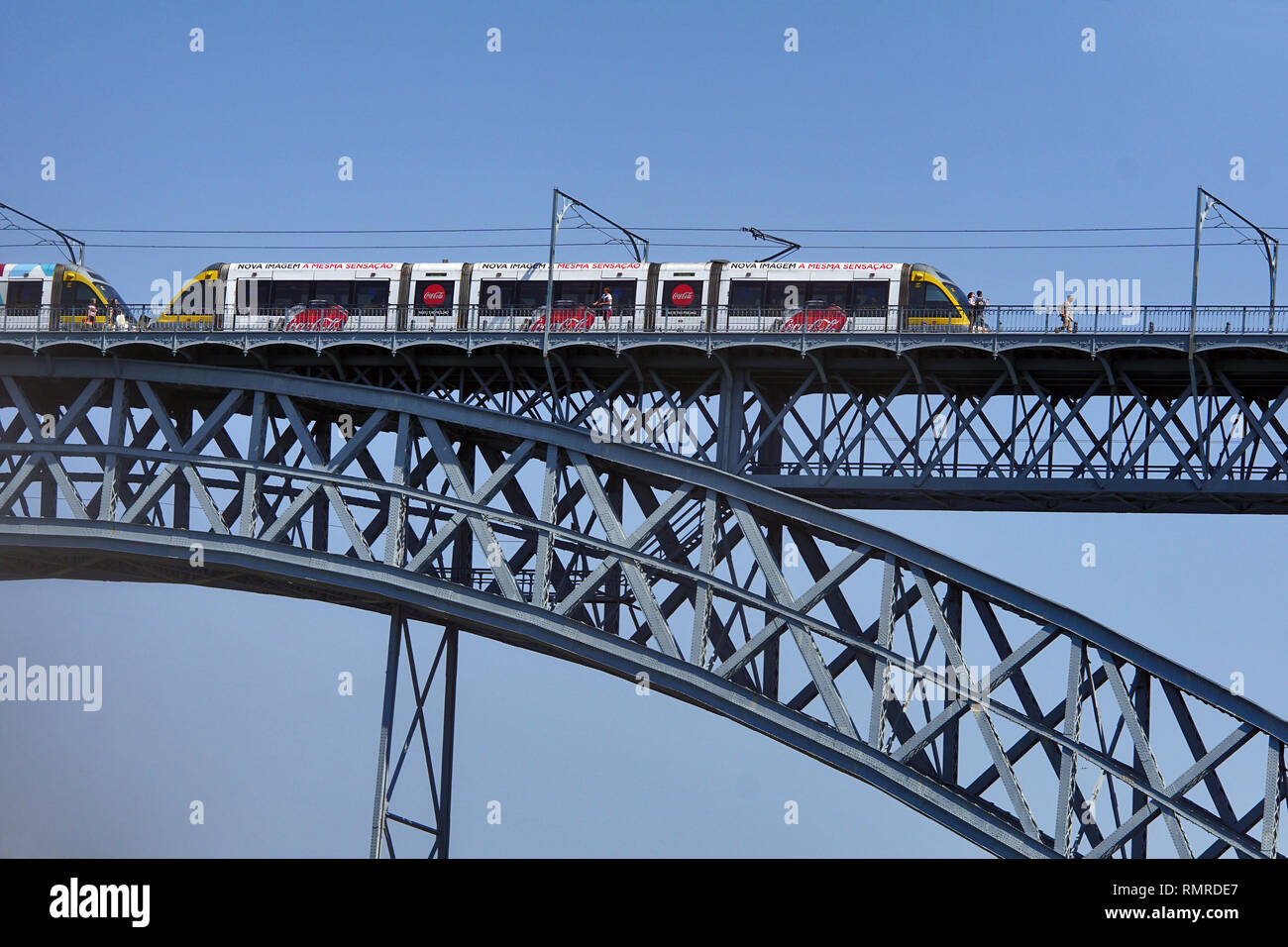 Le tramway sur le pont Ponte Dom Luís I à Porto, Portugal Banque D'Images