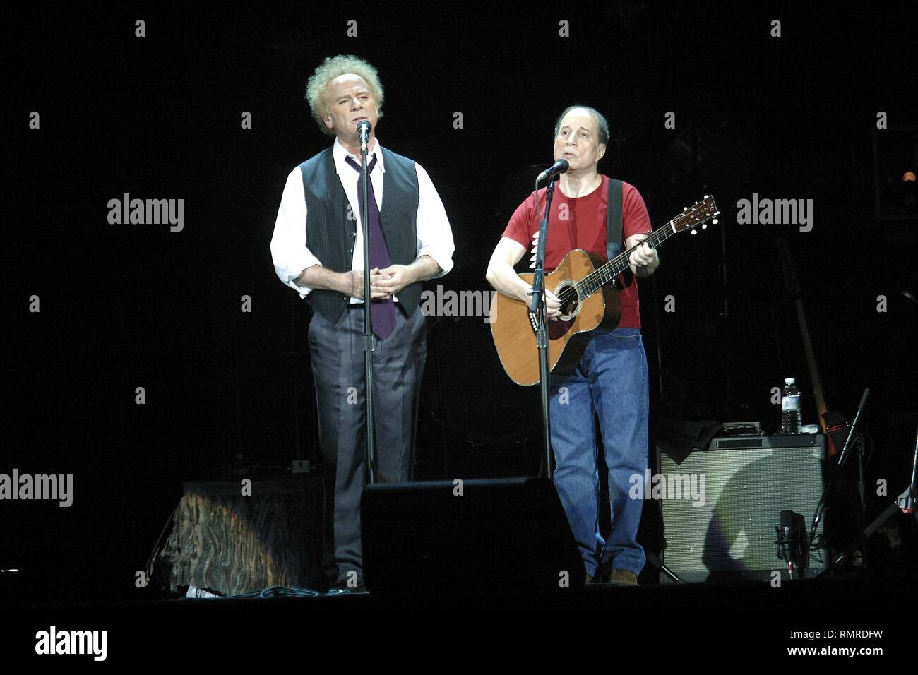 Le chanteur et compositeur du duo Art Garfunkel et Paul Simon sont montré produire ensemble sur scène pendant un concert en direct de l'apparence. Banque D'Images