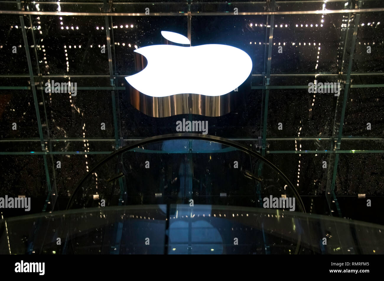 Le logo blanc d'Apple à un magasin phare à New York City's 5th Avenue la nuit. Banque D'Images
