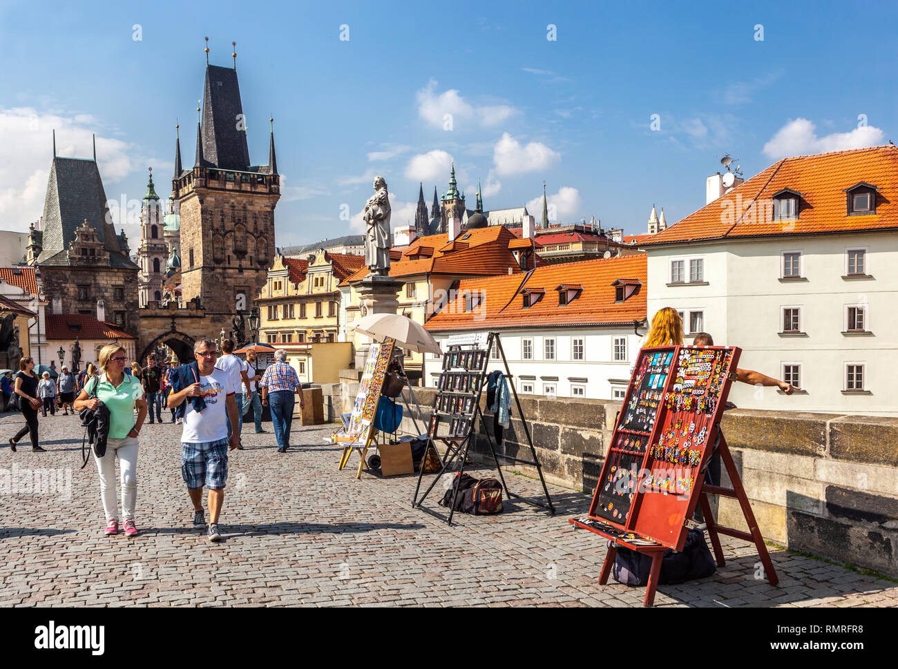 Prague touristes sur le pont Charles Tourisme Prague République tchèque Europe gens marchant commerçants sur Prague Pont Charles vue Prague Mala Strana paysage Banque D'Images