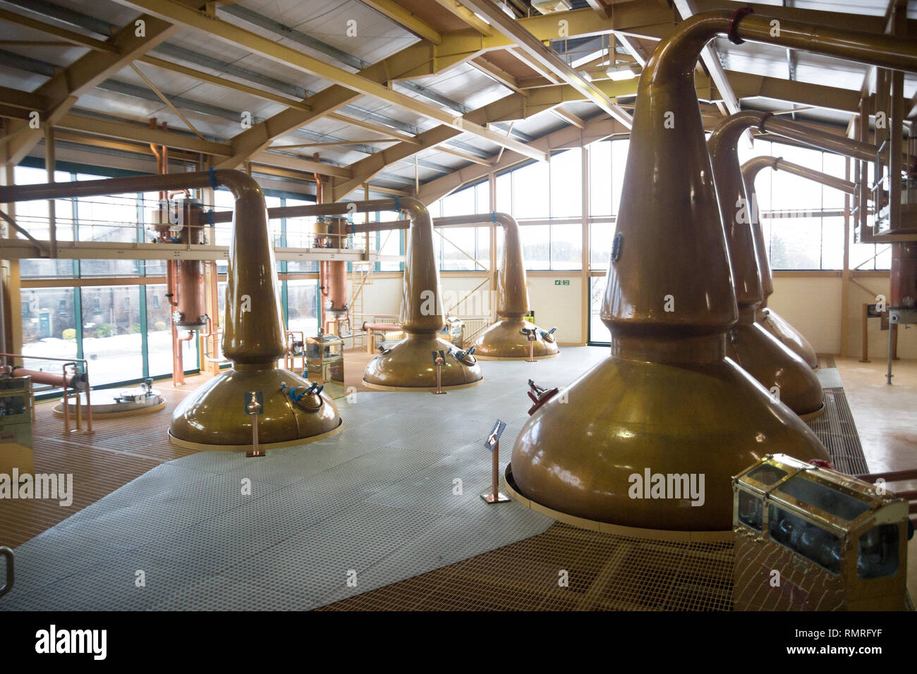 Les alambics en forme de lanterne à la Distillerie de Glenlivet Banque D'Images