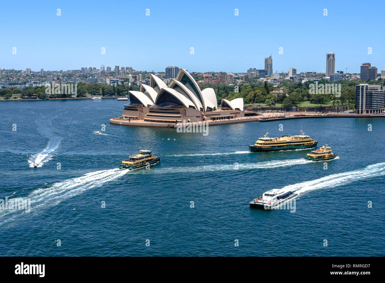 Ferries avant l'Opéra de Sydney dans le port de Sydney avec un ciel clair un jour d'été Banque D'Images
