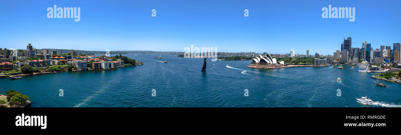Une vue panoramique de l'Opéra de Sydney dans le port de Sydney avec un ciel clair un jour d'été Banque D'Images