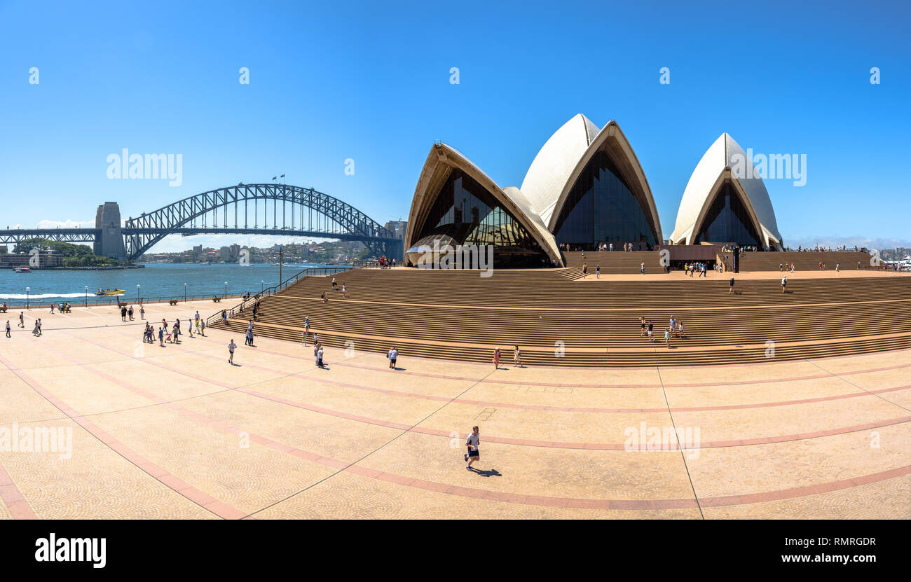 Une vue panoramique de l'Opéra de Sydney avec le Sydney Harbour Bridge en arrière-plan sur une chaude journée d'été Banque D'Images