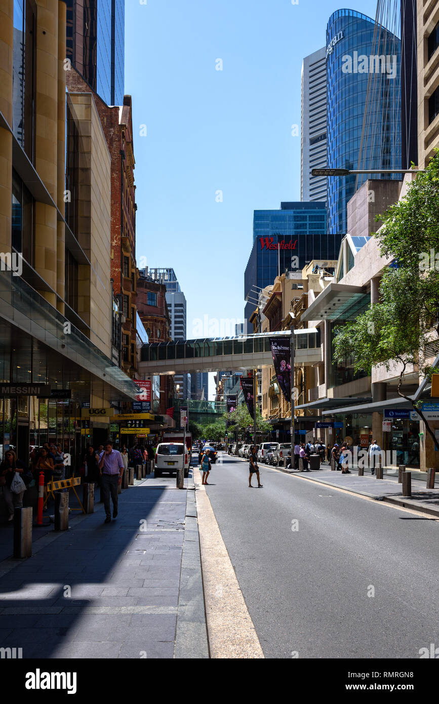 Pitt Street dans le centre de Sydney par un après-midi d'été avec les piétons Banque D'Images