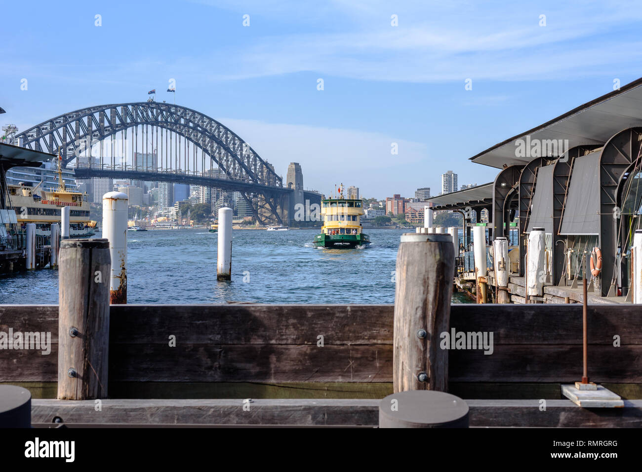 Le ferry de première classe Manly Fishburn arrive dans Circular Quay à Sydney l'après-midi d'été avec le Harbour Bridge en arrière-plan Banque D'Images