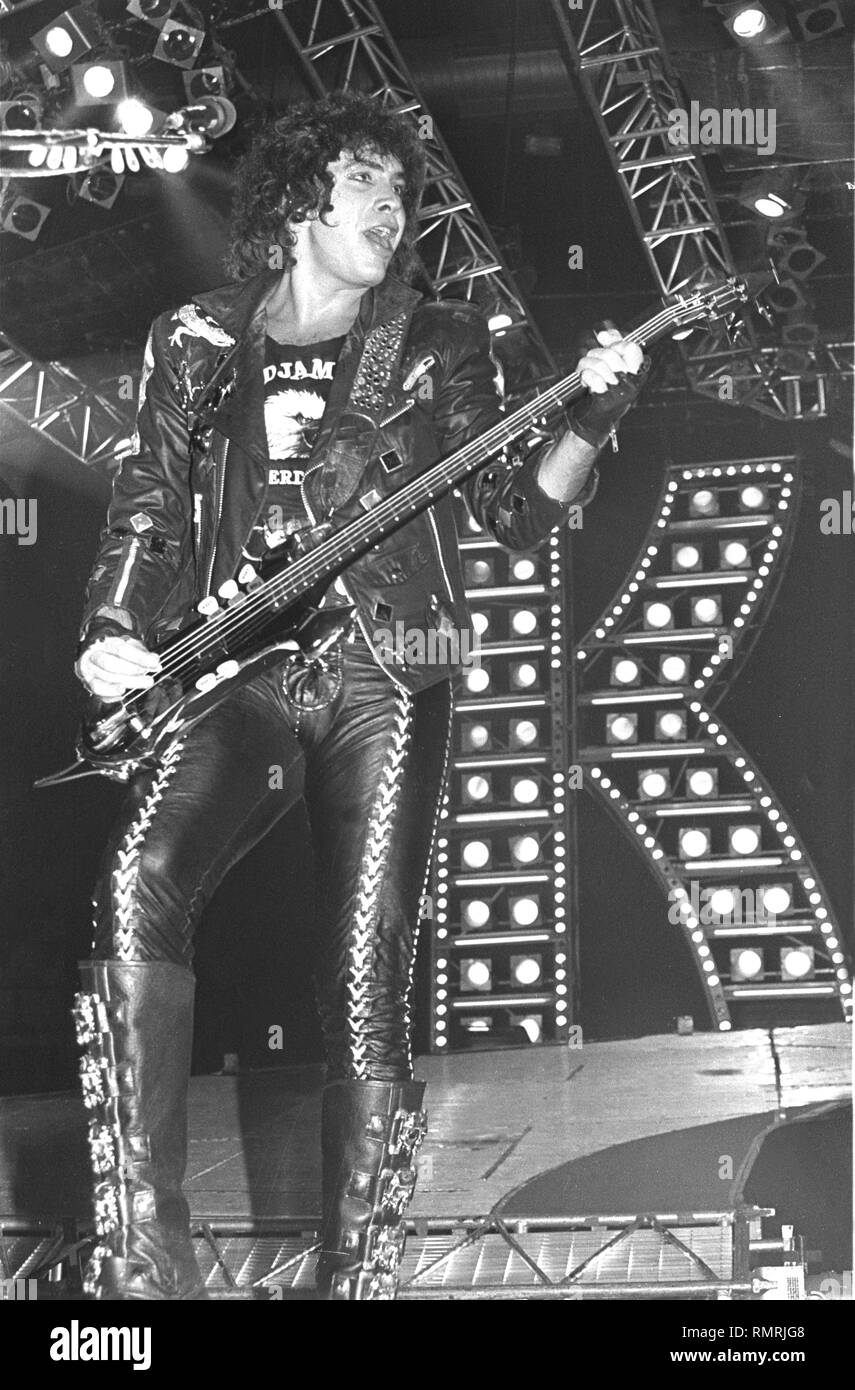 Bassiste, chanteur, acteur et Gene Simmons du groupe KISS est montré sur scène pendant un concert en direct de l'apparence. Banque D'Images