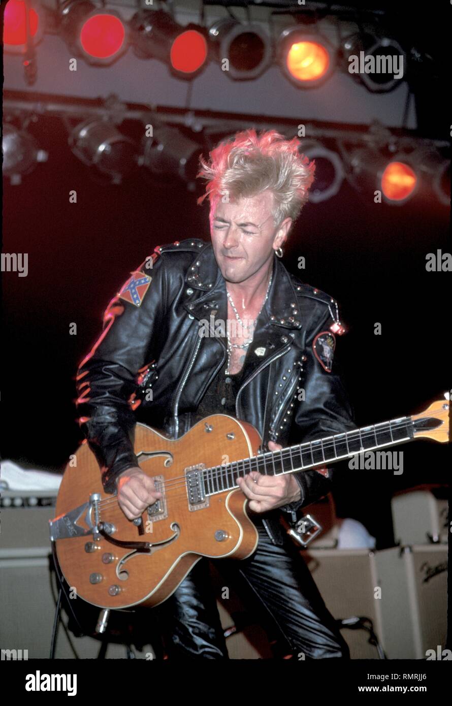 Chanteur, auteur-compositeur et guitariste Brian Setzer, du groupe rockabilly les chats errants est montré sur scène pendant un concert en direct de l'apparence. Banque D'Images