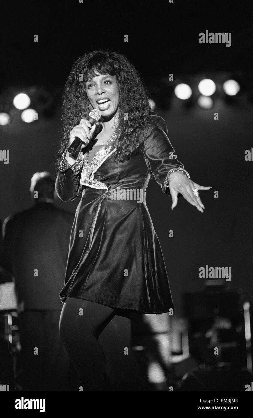 Auteur-compositeur-interprète Donna Summer, qui a pris de l'importance au cours de l'ère disco de la musique, est montré sur scène pendant un concert en direct de l'apparence. Banque D'Images