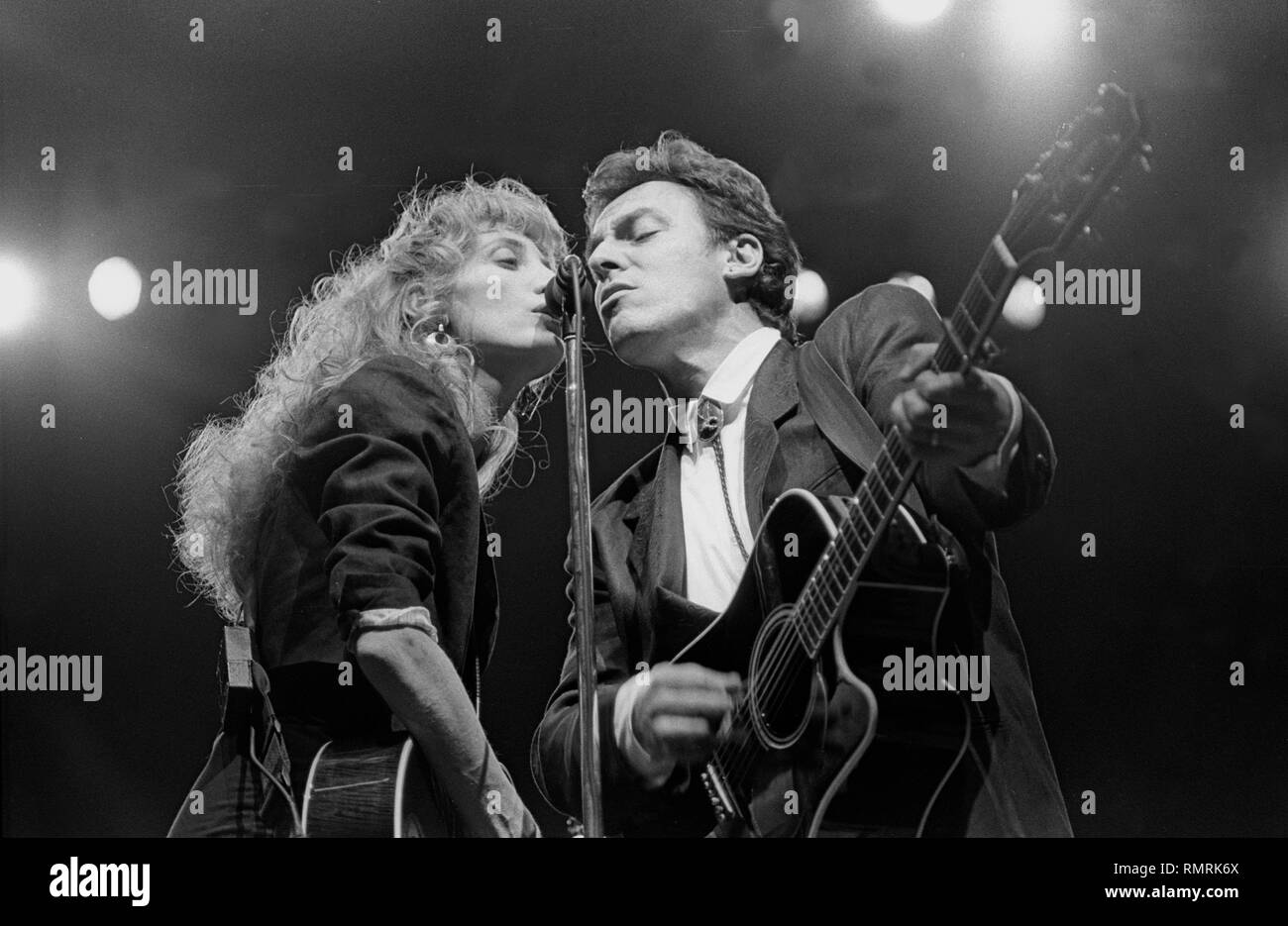 Musicien Patti Scialfa et Bruce Springsteen sont présentés sur scène pendant un concert en direct de l'apparence. Banque D'Images
