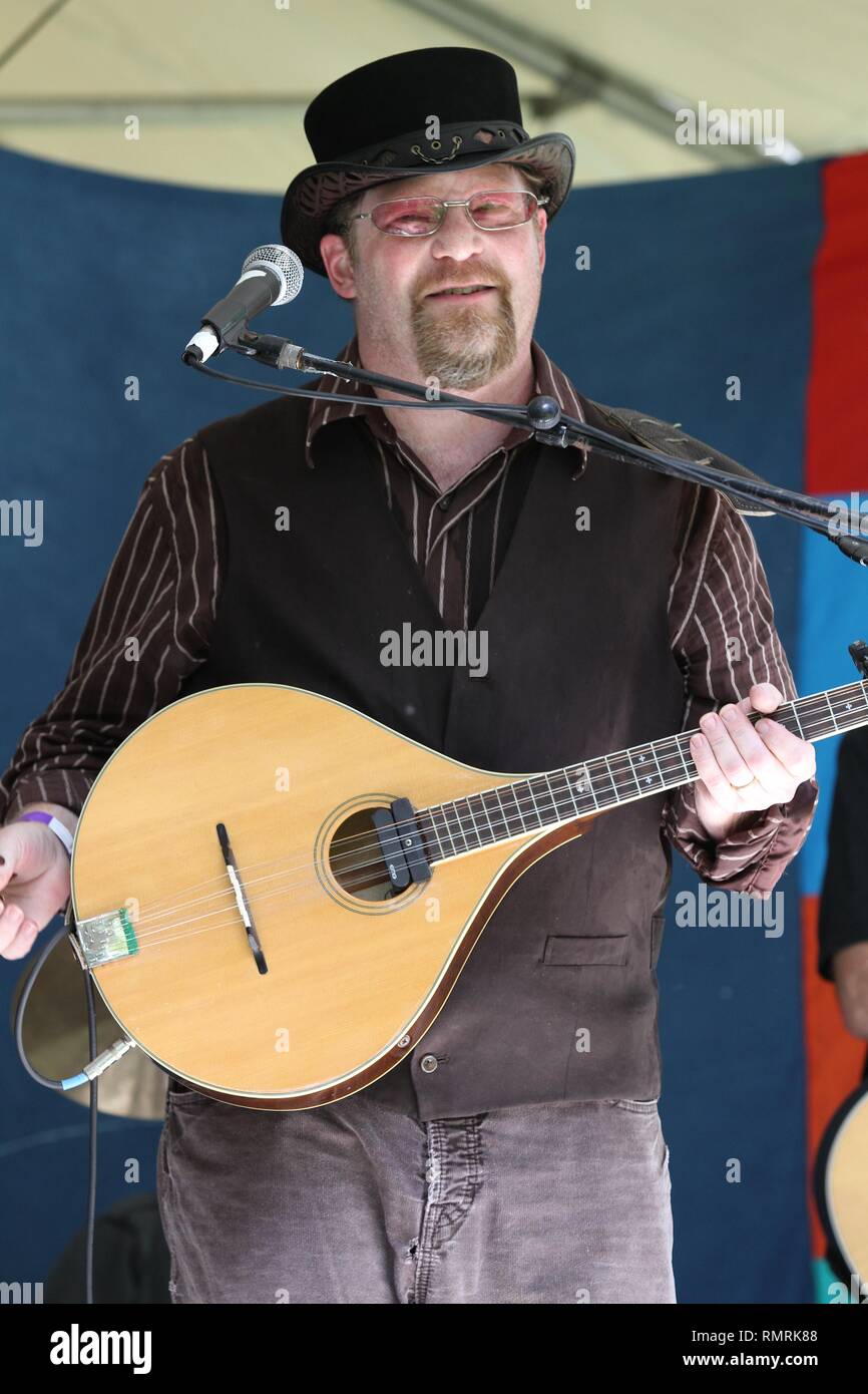 Chanteur, auteur-compositeur et guitariste Mark Miller est montré sur scène pendant un concert 'live' apparence avec Spuyten Duyvil. Banque D'Images