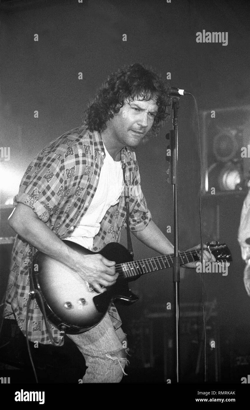 Chanteur, auteur-compositeur et guitariste Billy Squier est montré sur scène pendant un concert en direct de l'apparence. Banque D'Images