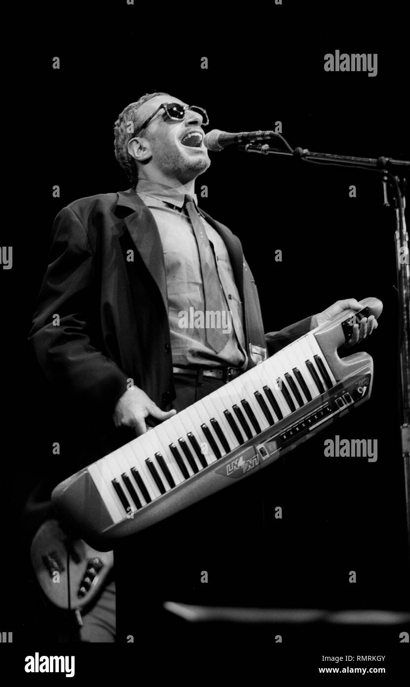 Donald Fagen musicien du groupe de rock classique & jazz Steely Dan est montré sur scène pendant un concert 'live'. Banque D'Images