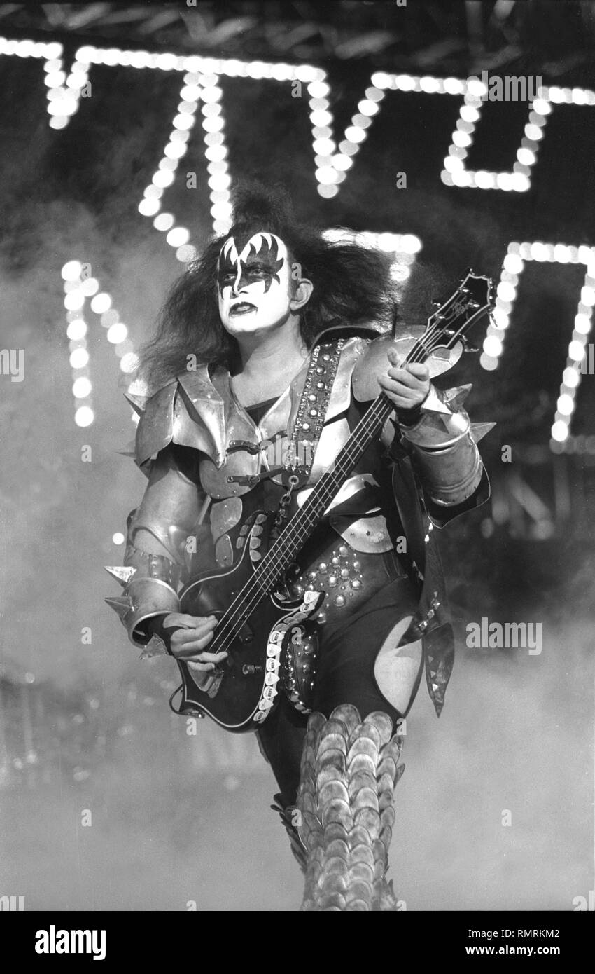 Bassiste, chanteur, acteur et Gene Simmons du groupe KISS est montré sur scène pendant un concert en direct de l'apparence. Banque D'Images