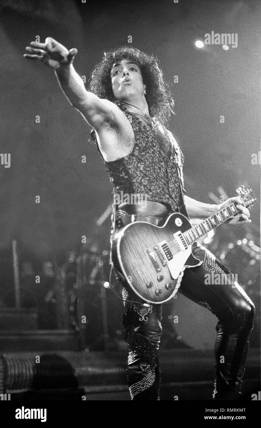 Guitariste et chanteur Paul Stanley est montré sur scène pendant un concert en direct de l'apparence avec le groupe KISS. Banque D'Images