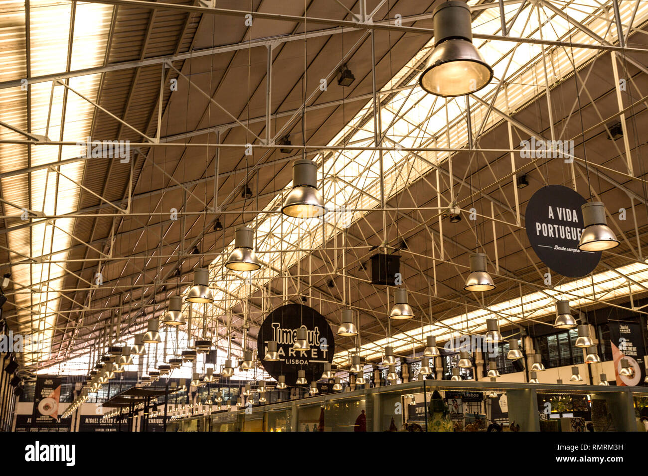 Occupant la moitié de l'espace du marché de gros appelée Mercado da Ribeira est le plus récent food hall de temps hors marché, dans le centre-ville de Lisbonne, Portugal Banque D'Images