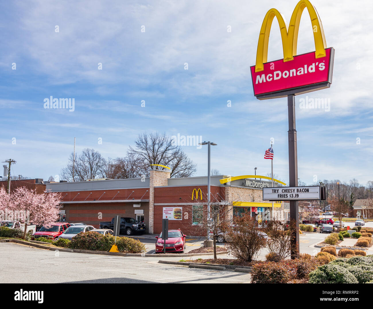 GREENSBORO, NC, USA-2/14/19 : le McDonald's restaurant fast food dans Guilford College. Banque D'Images