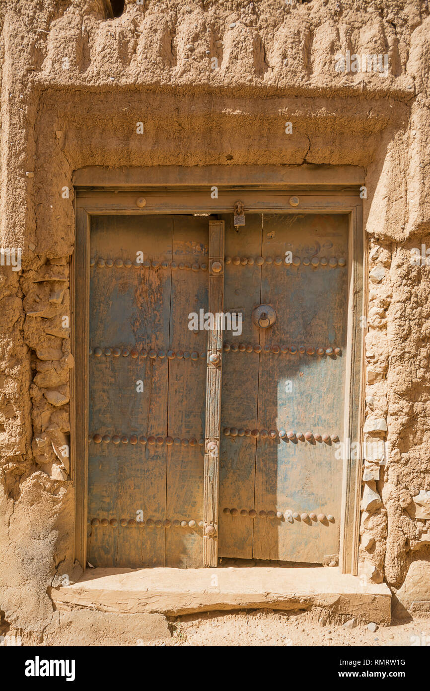 Ancienne porte d'une maison de terre dans l'ancien village d'Al Hamra (Oman) Banque D'Images