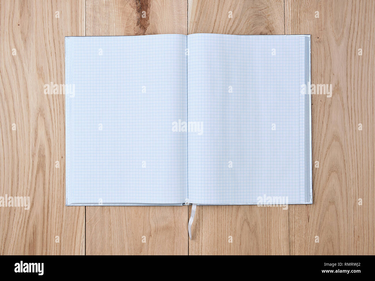 Ordinateur portable ouvert avec une cellule avec feuilles vide sur un fond de bois de pin Banque D'Images