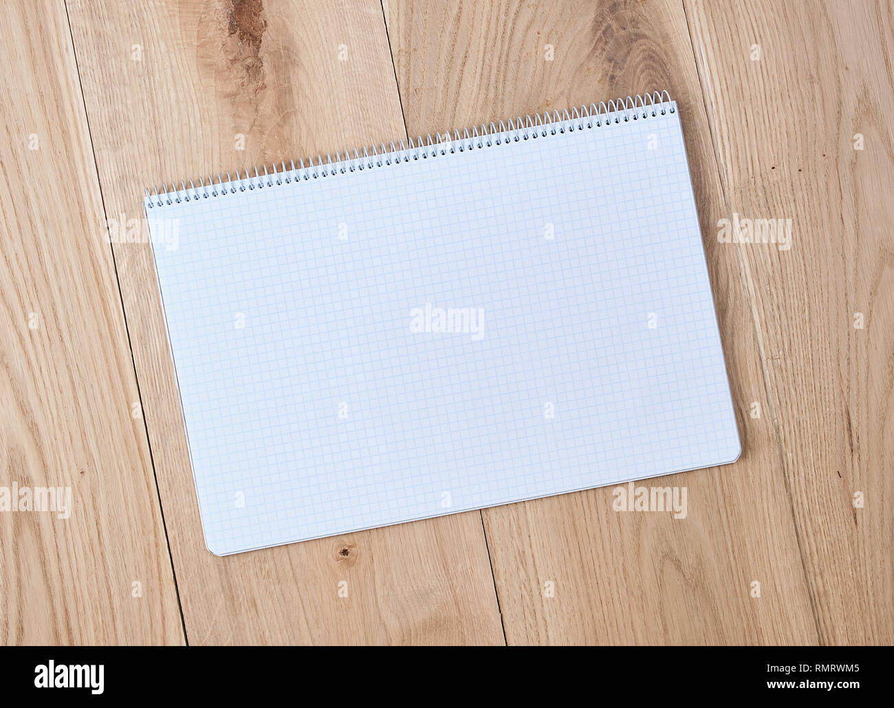Ordinateur portable ouvert avec une cellule avec feuilles vide sur un fond de bois de pin Banque D'Images