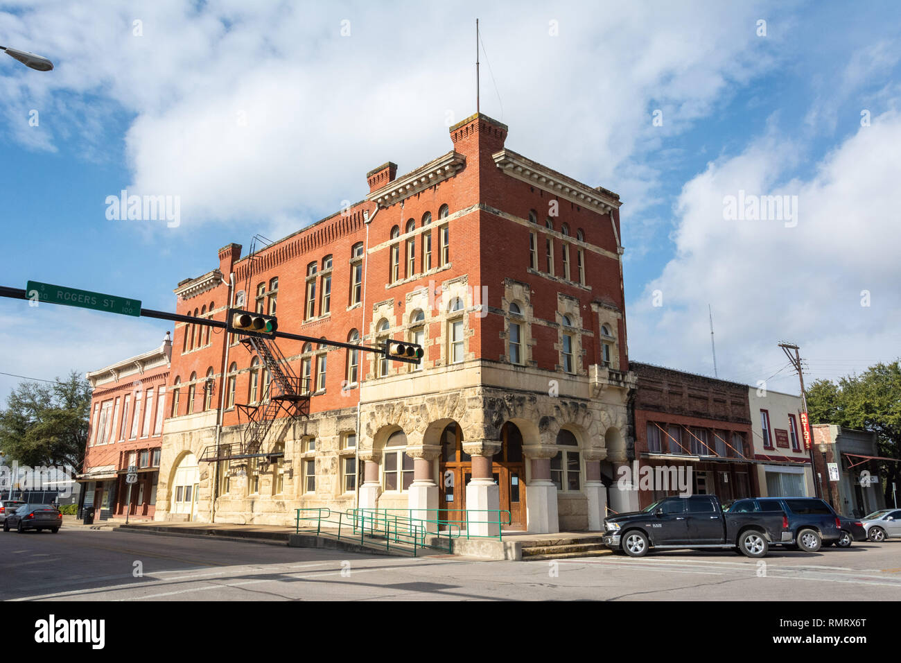 Waxahachie, Texas, États-Unis d'Amérique - le 21 janvier 2017. Bâtiment historique dans Waxahachie, TX, avec des voitures. Banque D'Images