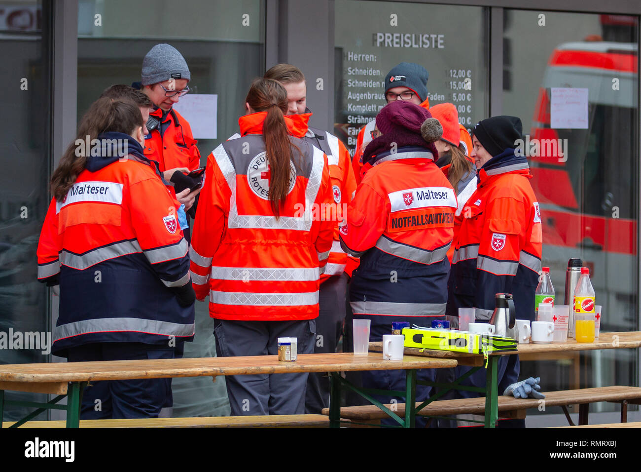 Neuwied, Allemagne - 01 Février 2019 : les femmes et l'ambulance ambulance honoraire les hommes sont en attente de leur prochaine activité Banque D'Images