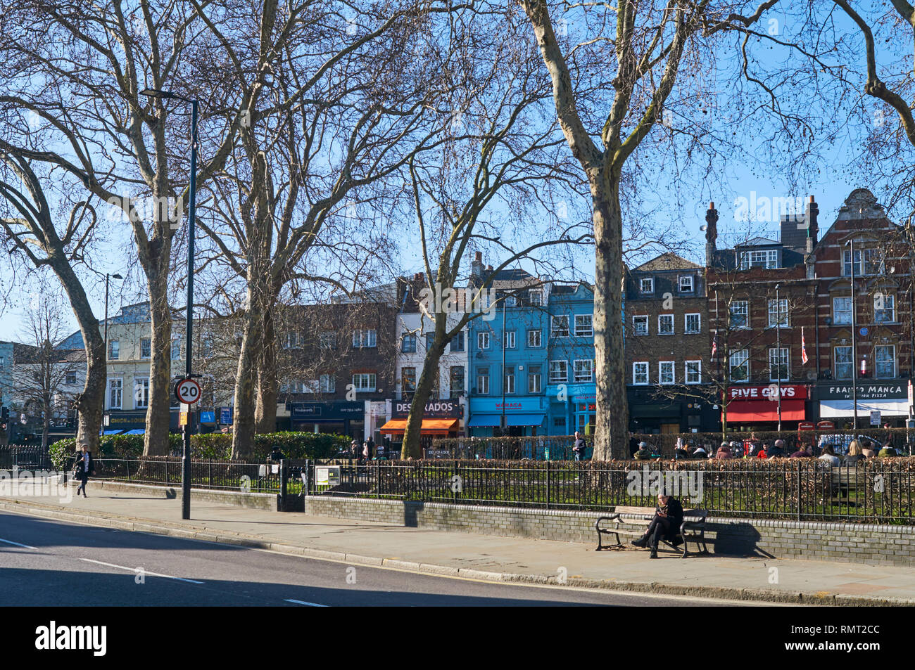 Islington Green, London N1, en hiver, avec les magasins sur Upper Street en arrière-plan Banque D'Images