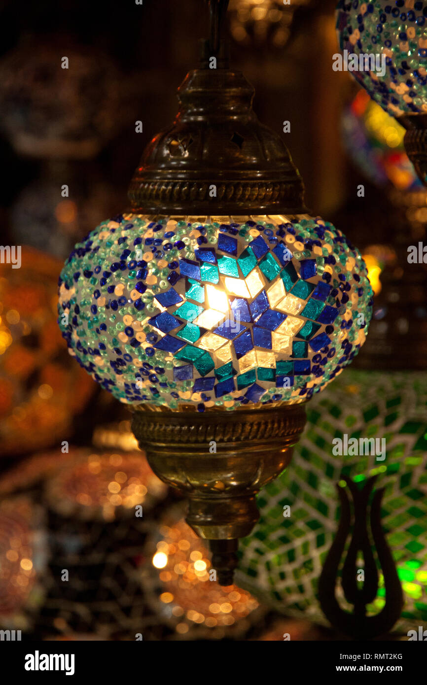 Les lampes colorées à suspendre le Grand Bazar à Istanbul. Banque D'Images